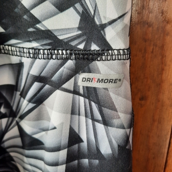 Danskin Now black & white geometric pattern capri length workout gym leggings - Picture 6 of 9